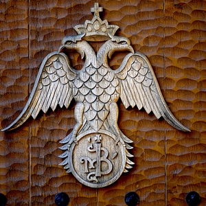 Blasons représentant deux aigles sur une porte au bois amrtelé - France  - collection de photos clin d'oeil, catégorie portes